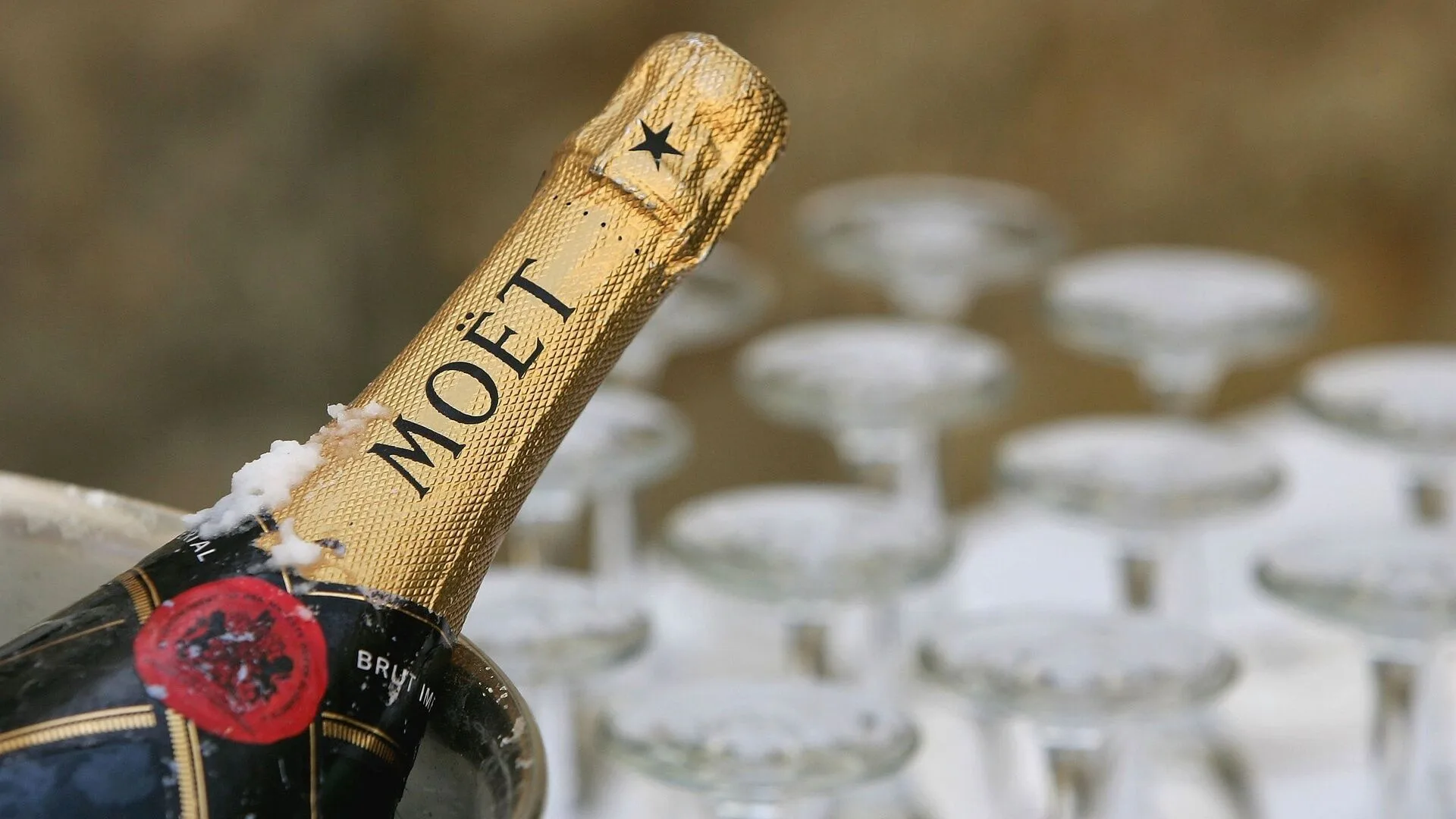 Dom Pérignon vs Krug : Deux Philosophies du Champagne de Prestige