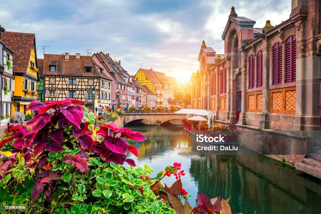 Vue sur la Petite Venise de Colmar avec ses canaux et maisons colorées