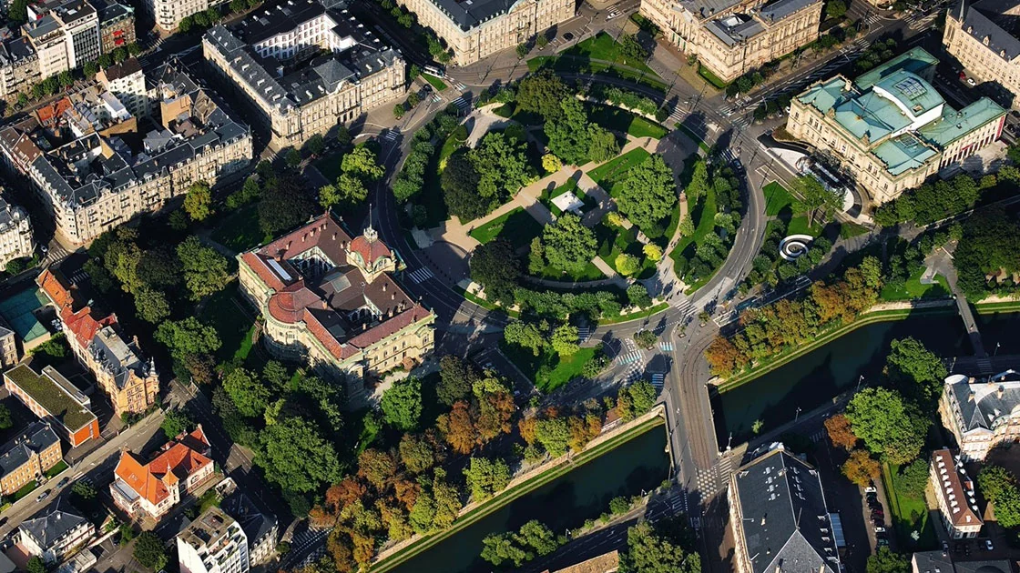 Vue panoramique de Strasbourg et ses quartiers historiques prestigieux