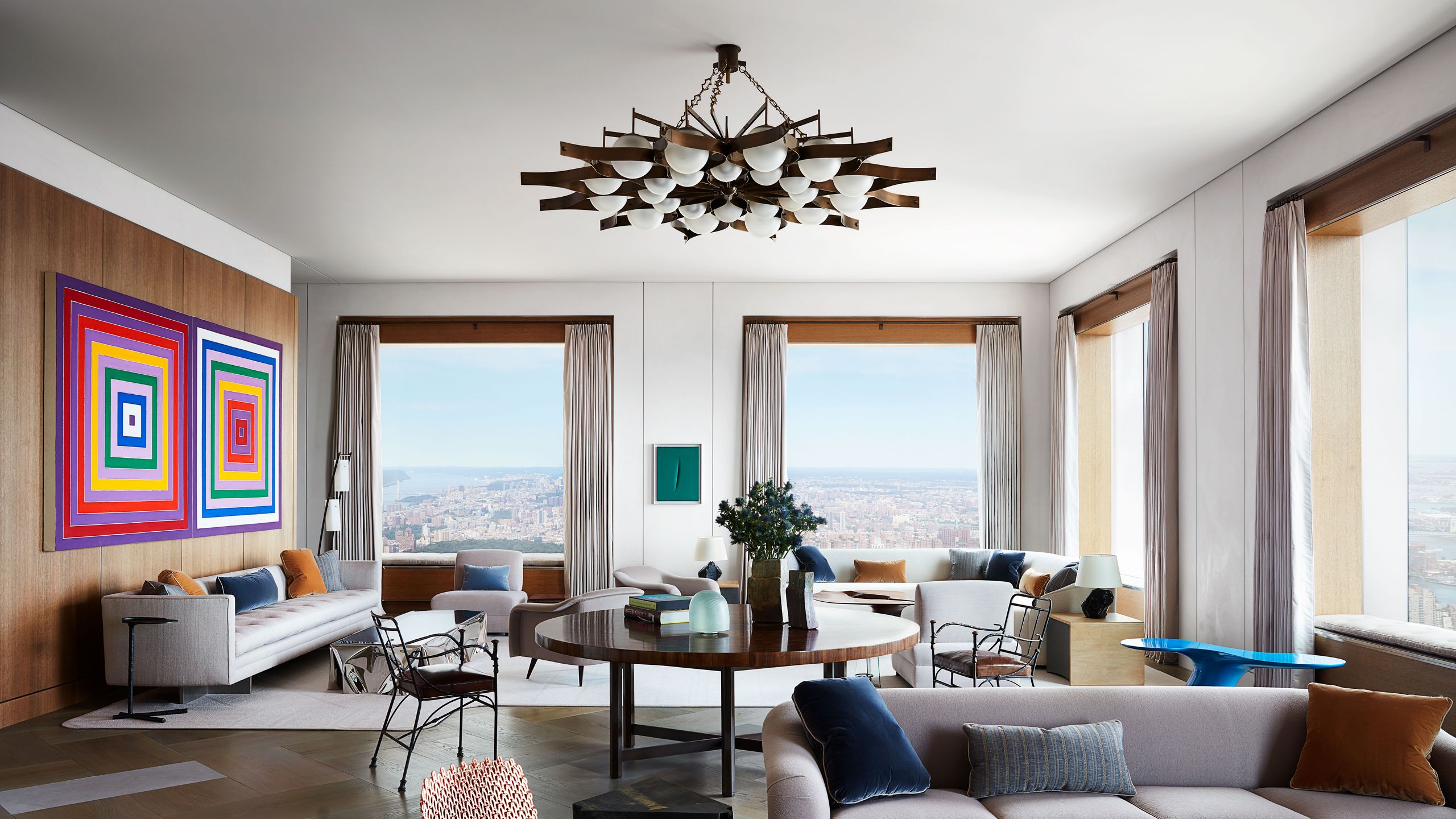 Intérieur d'un appartement de luxe rénové dans le quartier de Vinohrady à Prague avec hauts plafonds ornés et parquet en chevrons