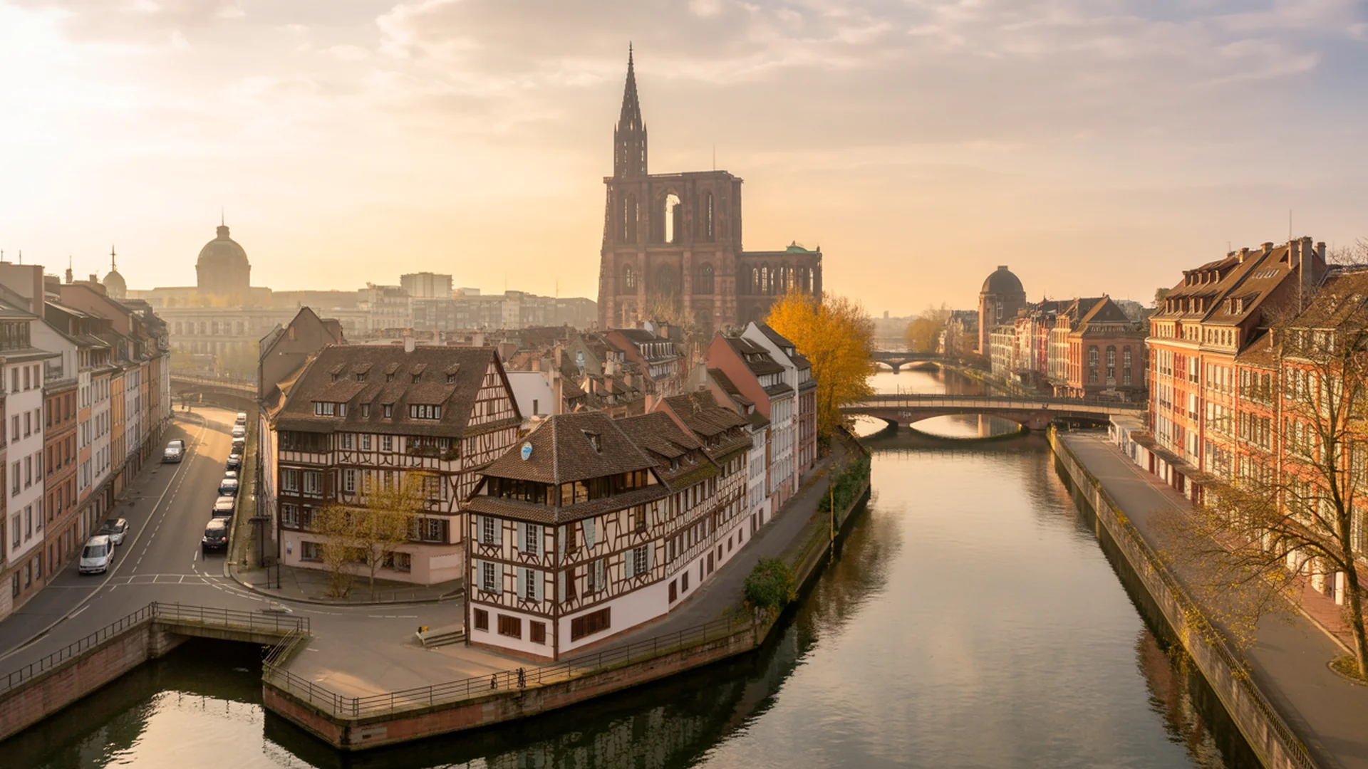 Vue aérienne de Strasbourg en heure dorée — Petite France, cathédrale et Neustadt