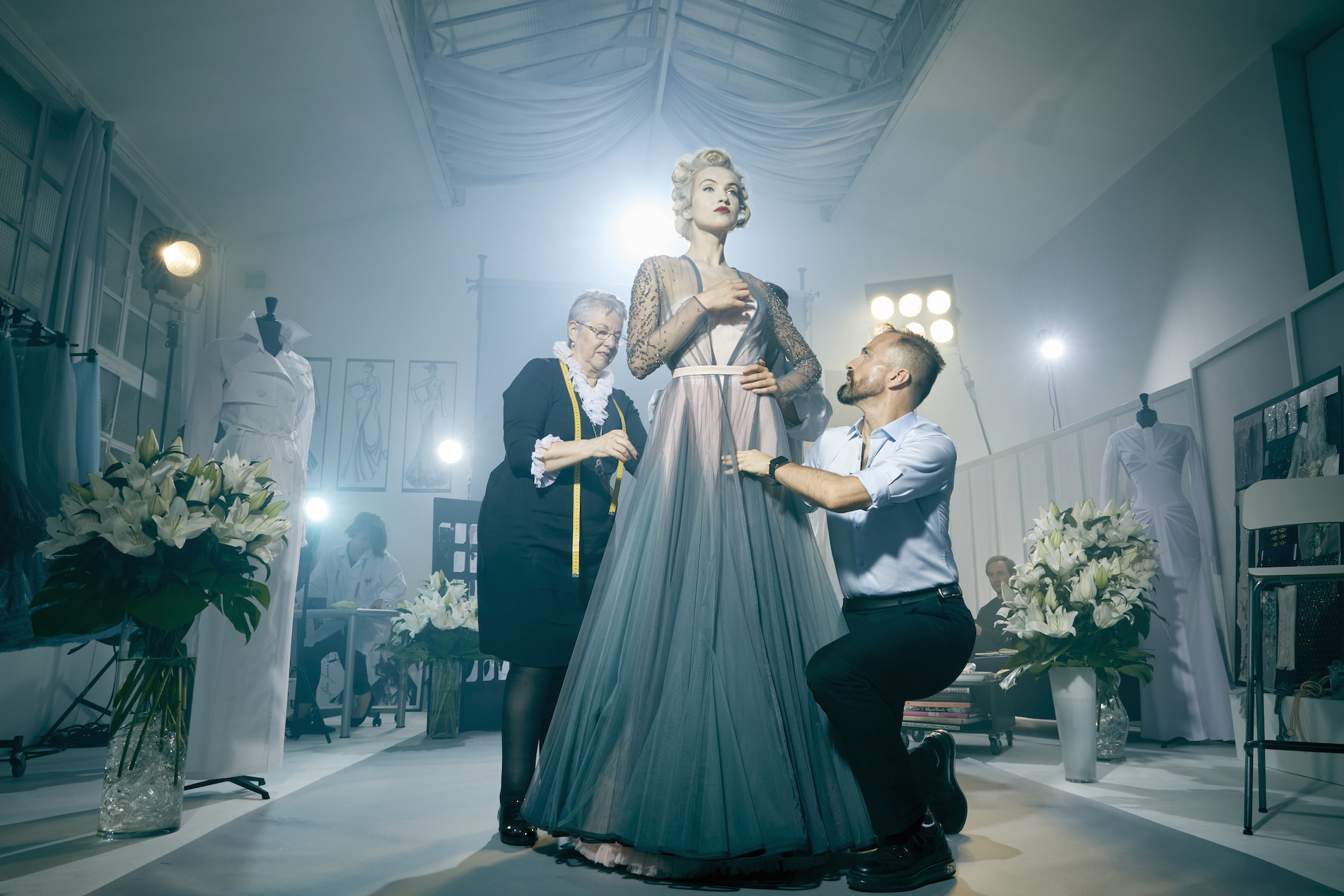 Essayage haute couture dans un atelier parisien