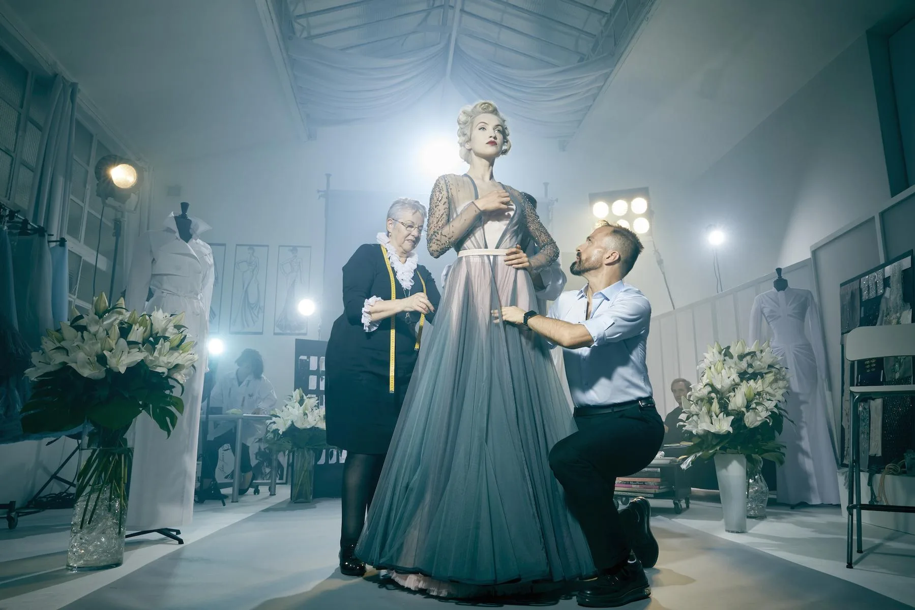 Essayage haute couture dans un atelier parisien