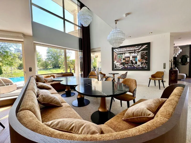 Hôtel particulier classé avec escalier d'honneur en pierre, balustrade en fer forgé et plafond peint XVIIIᵉ siècle, prêt à être acquis avec accompagnement Adopte Une Conciergerie